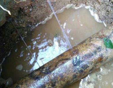 青秀楼顶渗水维修公司分享下地暖漏水的原因及检测方法。